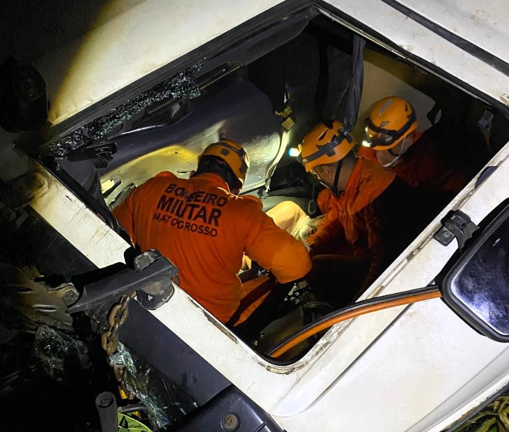 Corpo de Bombeiros socorre homem que ficou preso às ferragens após veículo tombar