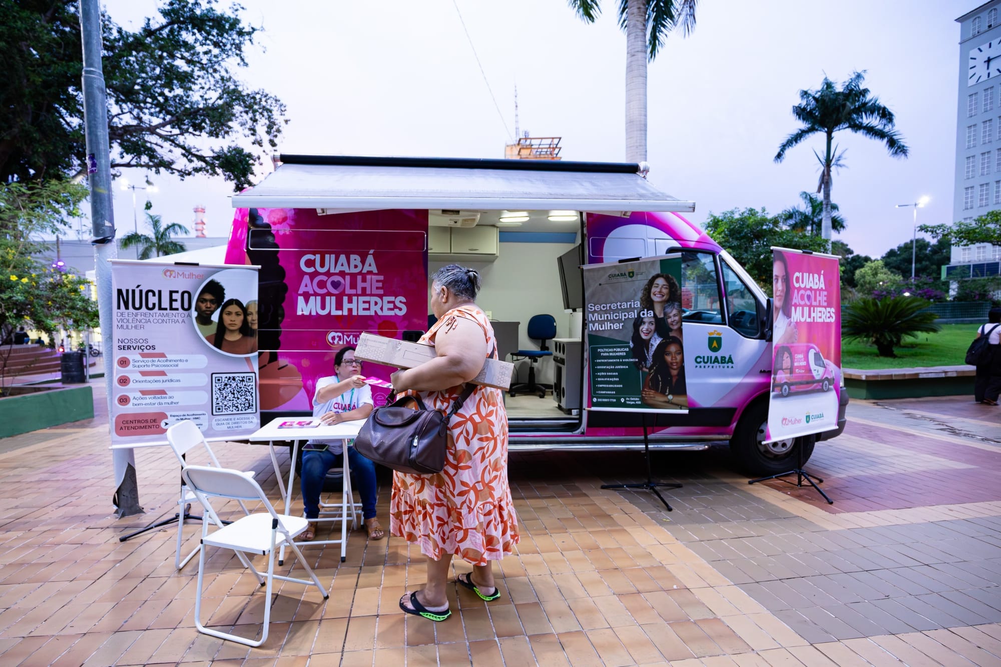 Prefeitura de Cuiabá leva serviços gratuitos, acolhimento e feira de empreendedorismo feminino na Praça Alencastro