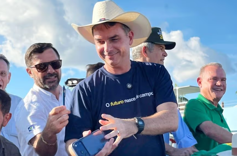 Flávio Bolsonaro declara apoio a Fagundes e Medeiros em MT e diz que “não recusará alianças”