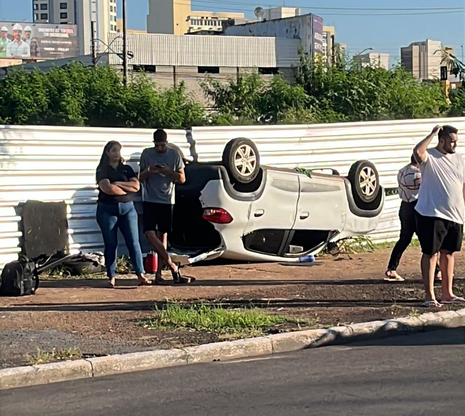 Carro capota após colisão e deixa passageira ferida na Prainha, em Cuiabá