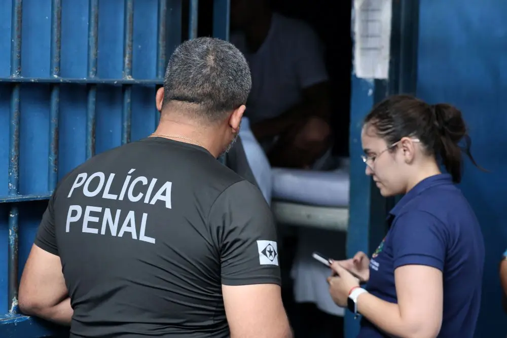 Tribunal determina que Estado implemente jornada extraordinária de policiais penais
