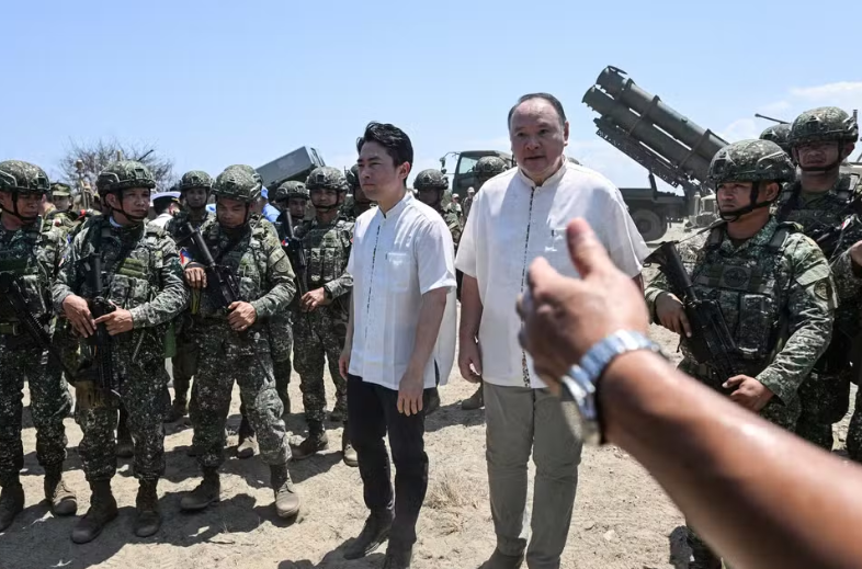 Japão dispara mísseis e afunda navio de guerra; China reage e critica exercício militar