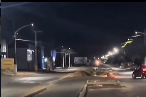 Homem é perseguido por carro, atropelado e morto no meio da rua; polícia investiga