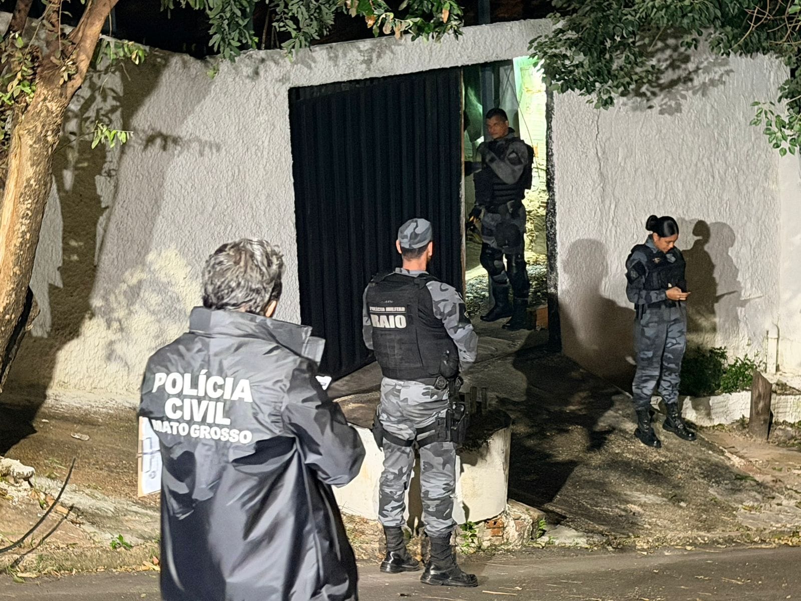 Servidor do Liceu Cuiabano faz enteada refém e morre em confronto com a PM