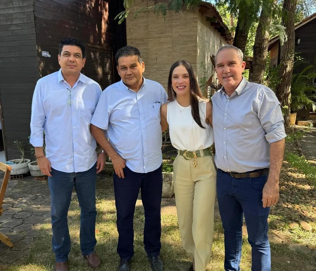 Após abandonar gestão bolsonarista, Tião da Zaeli posa em foto com Kalil, Wanderley e Riva que querem tirar Flávia no tapetão