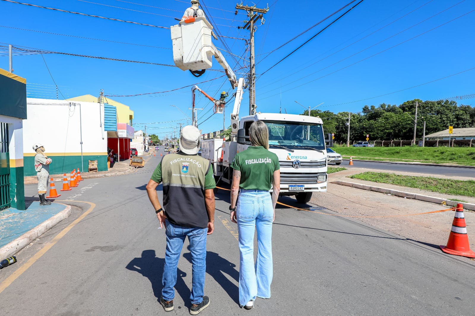 Operação remove fios irregulares da Avenida Carmindo de Campos neste domingo