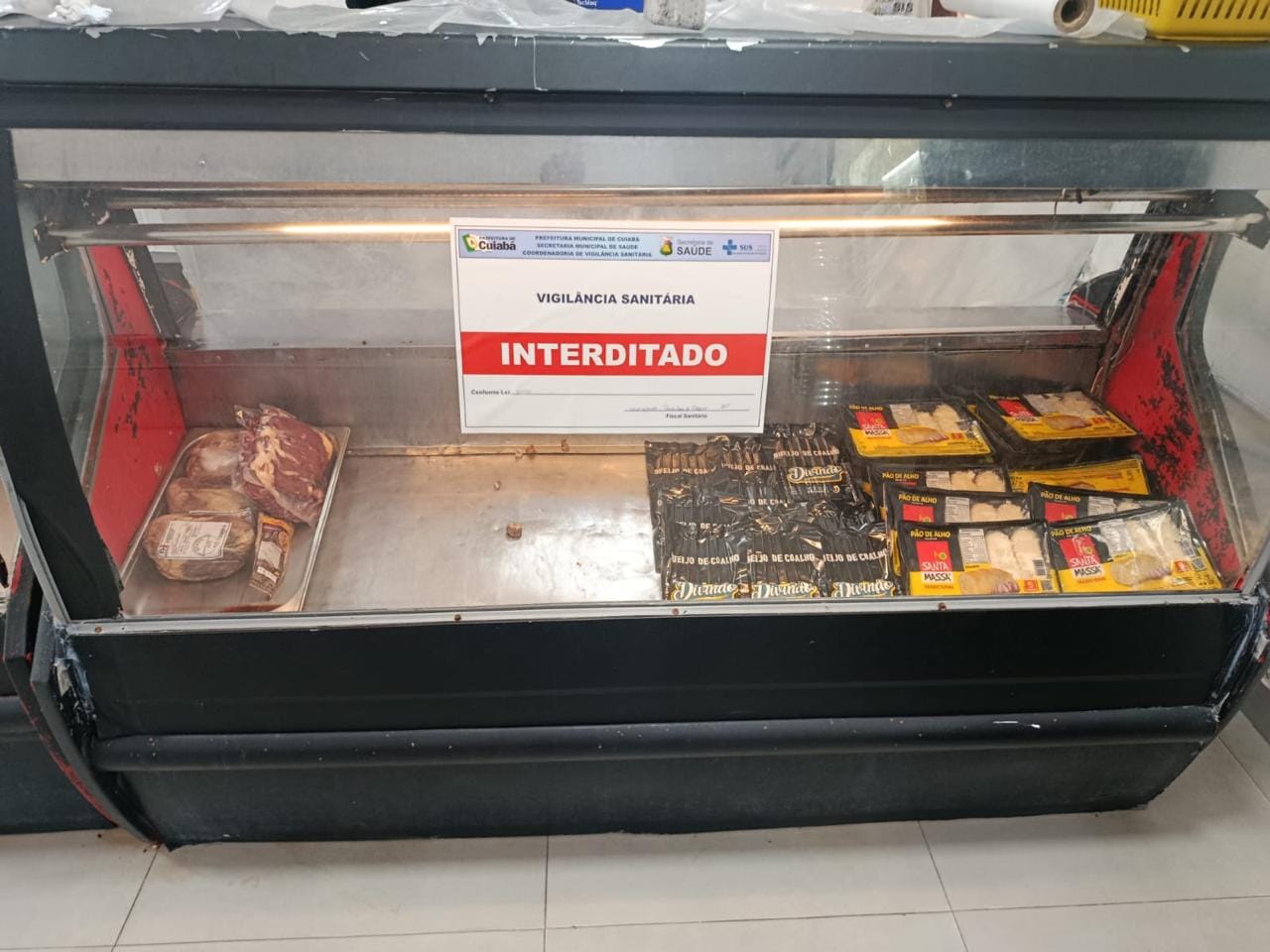 Açougue com baratas, carnes no chão e veneno para ratos é interditado em Cuiabá