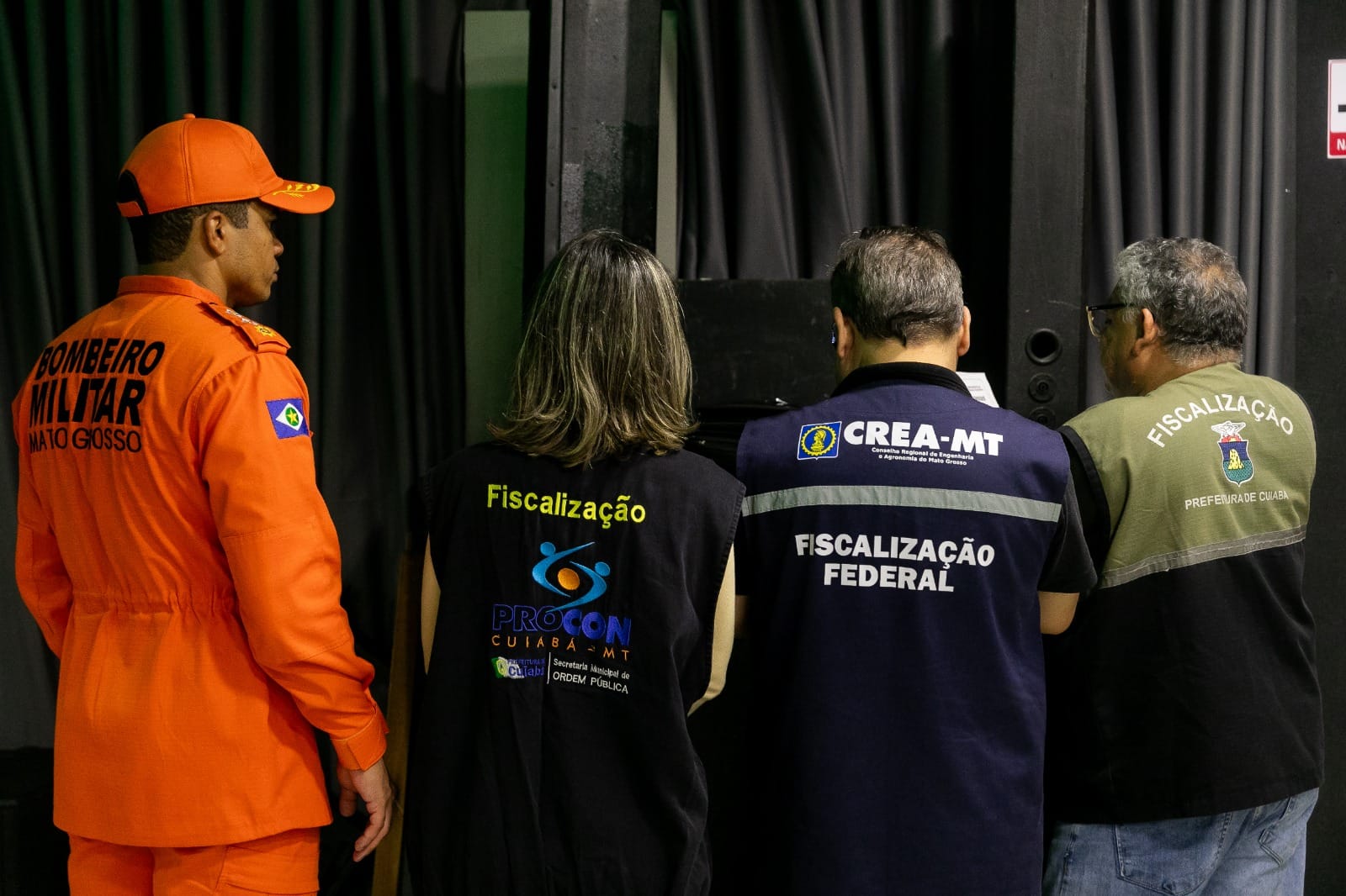 Operação apreende produtos vencidos, emite notificações por poluição sonora
