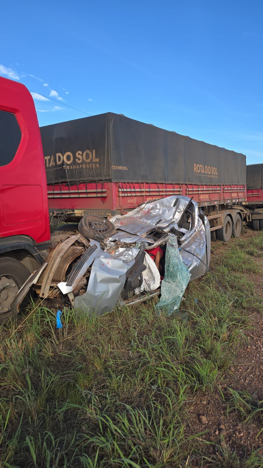 Passageiro morre e motorista fica em estado grave após colisão com bitrem