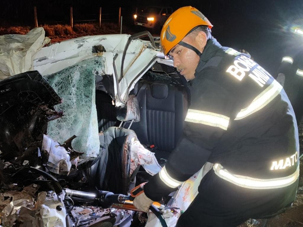Acidente entre carro e caminhão baú deixa duas pessoas gravemente feridas em MT