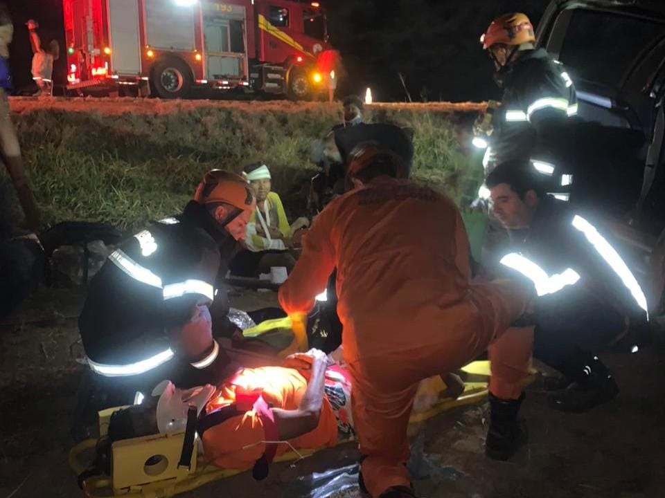 Caminhonete capota na BR-070 e deixa sete vítimas; duas ficam presas às ferragens