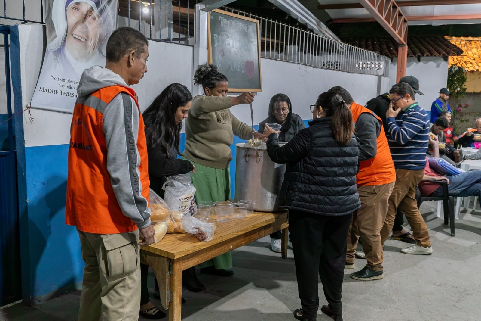 Prefeitura de Cuiabá faz distribuição de sopa e cobertores para pessoas em situação de rua