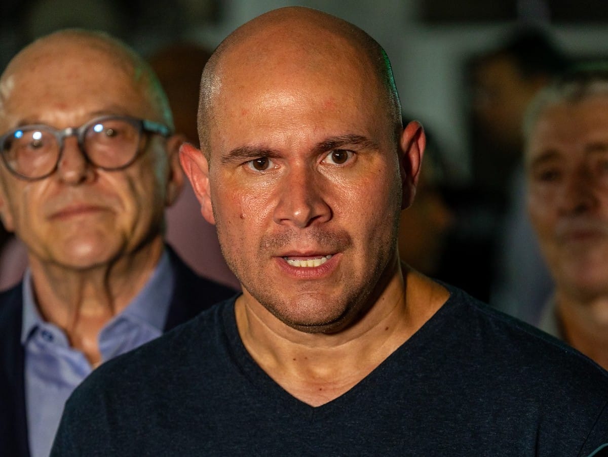 "Com dois neurônios dá para entender", diz Abilio ao defender Flávio Bolsonaro