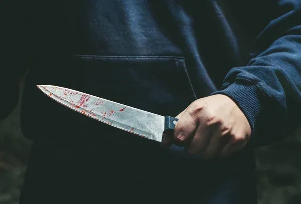 Bêbado mutila seio da esposa com faca na frente do filho de cinco anos no interior