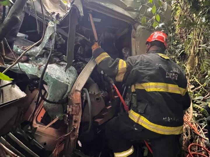 Carreta cegonha e bitrem colidem e deixa vítimas presas às ferragens em MT