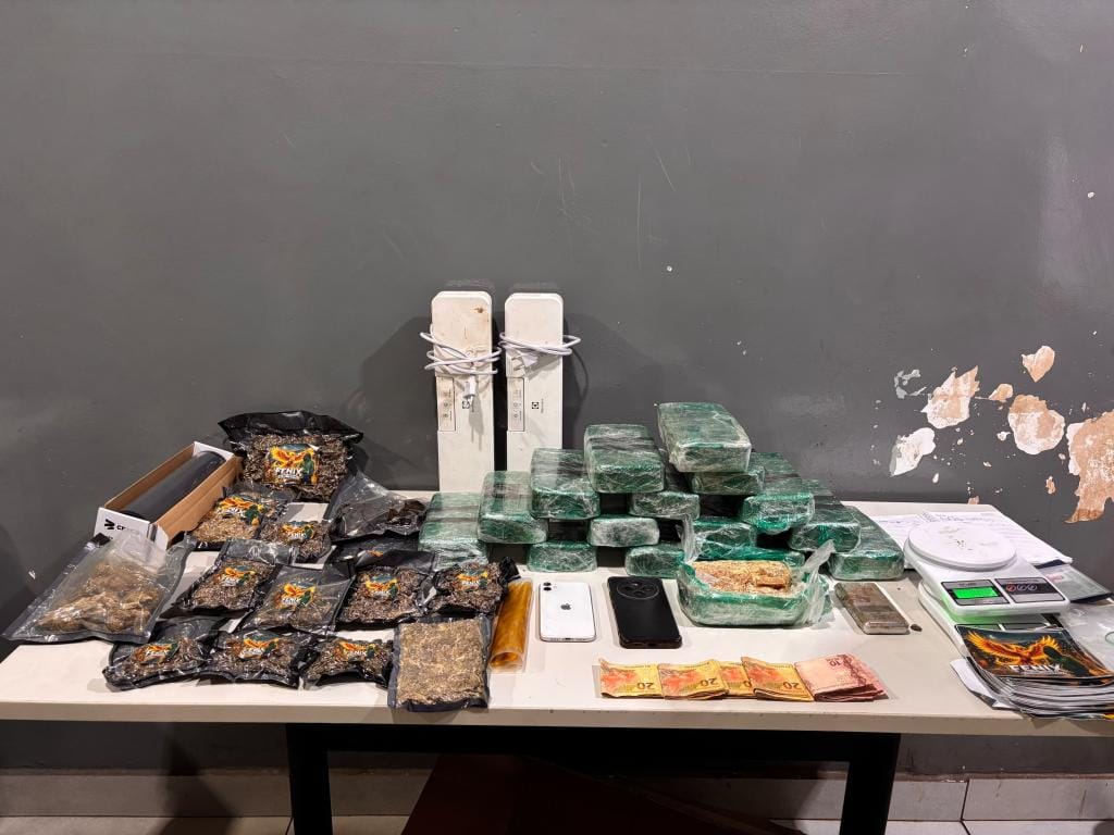 Polícia Militar prende dupla com 15 tabletes de pasta base e comprimidos de ecstasy