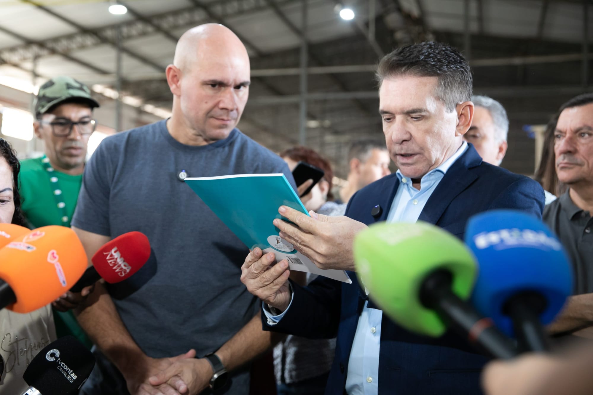 Sérgio Ricardo aponta livros sem utilidade e suspeitas em compra de R$ 80 milhões na Educação