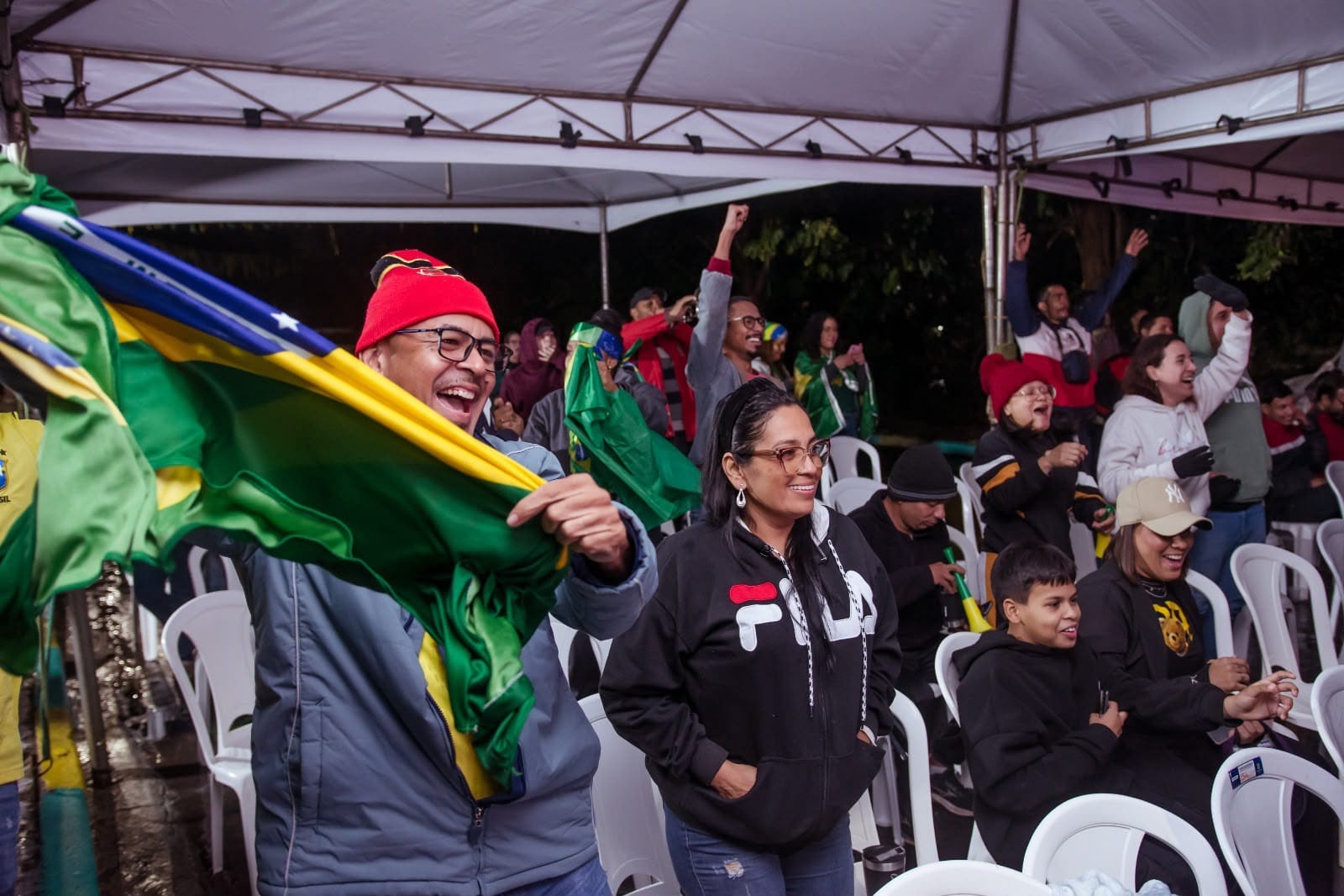 Torcedores não se intimidam com frio e curtem jogo do Brasil em seis bairros de Cuiabá