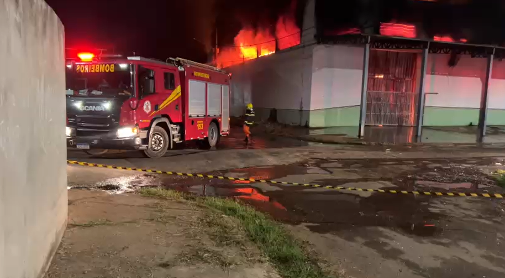Incêndio de grandes proporções atinge barracão de almoxarifado em VG