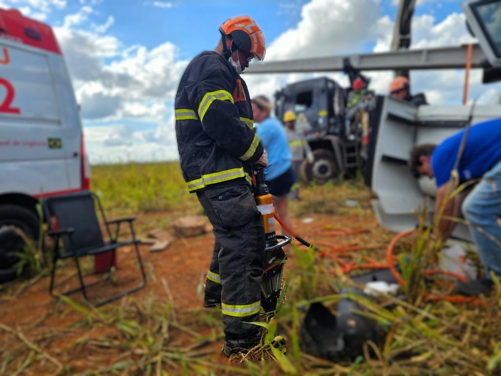 Carreta tomba na Serra da Petrovina e motorista fica preso às ferragens