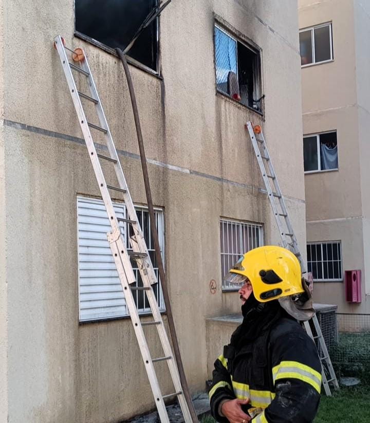 Corpo de Bombeiros combate incêndio em apartamento em Várzea Grande