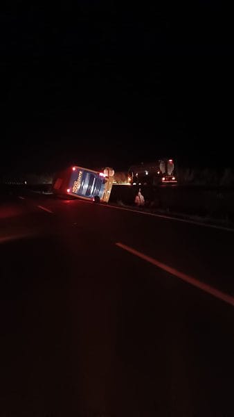 Ônibus com 37 passageiros tomba na BR-163 após pane mecânica em MT