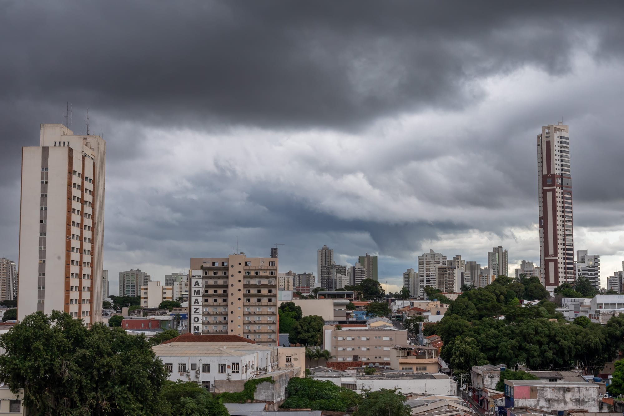 Chuva antecede nova frente fria e derruba temperaturas em Cuiabá