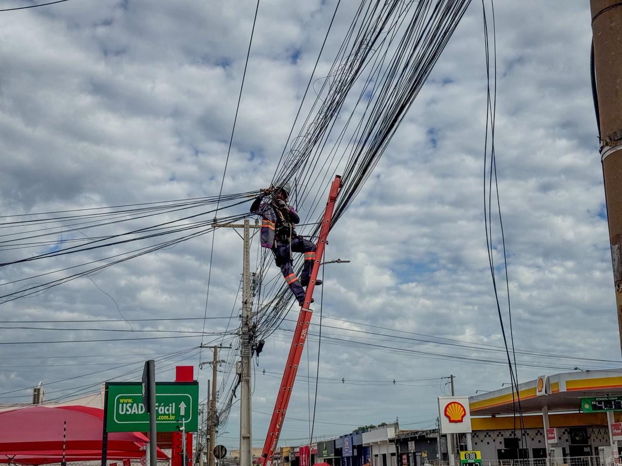 Operação remove fiação irregular e em desuso na Avenida Dom Bosco