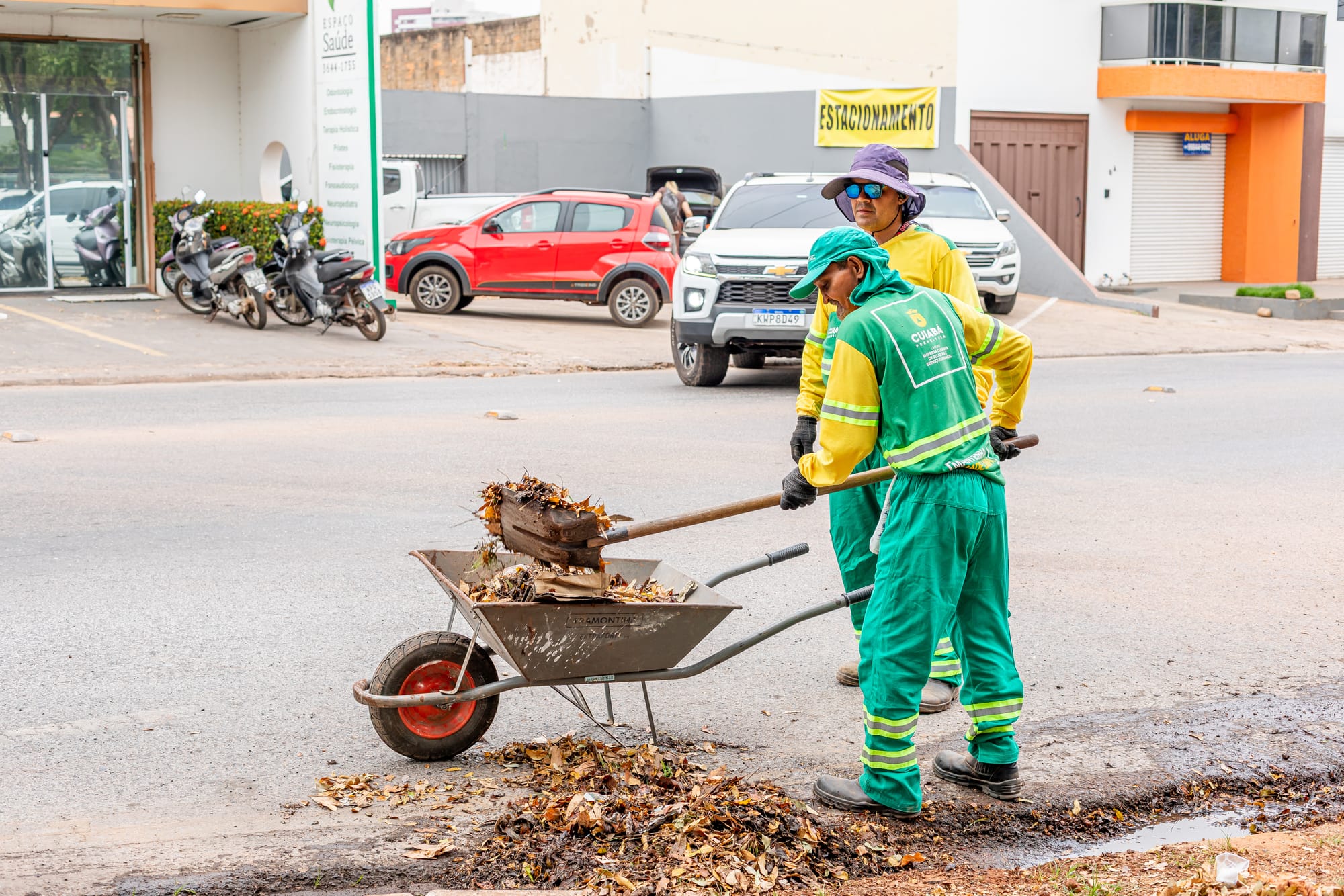 Limpeza urbana mobiliza cerca de 250 trabalhadores em diferentes regiões de Cuiabá