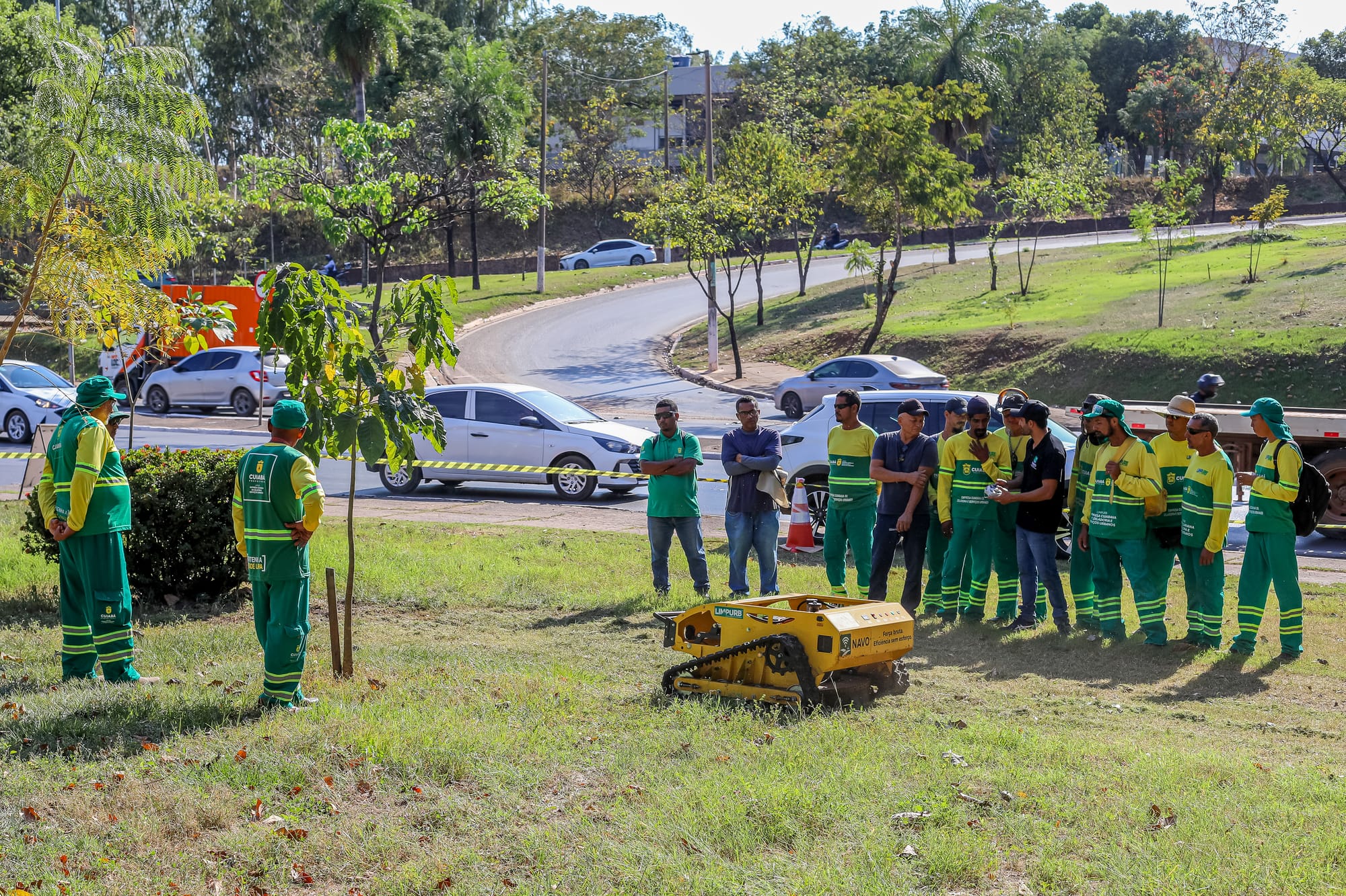 Limpurb capacita servidores para operar robôs de roçagem em Cuiabá