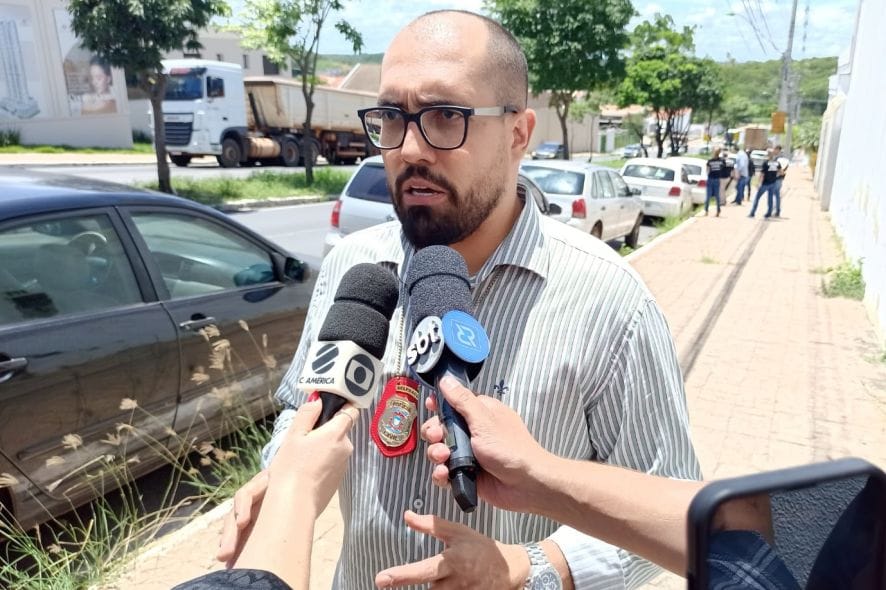 Delegado diz que Carlinhos tratava ex como propriedade e monitorava rotina da vítima