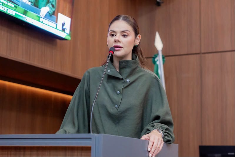 Michelly diz que eleitor deve "dar o recado nas urnas" e acusa PT de "assaltar o bolso" dos brasileiros