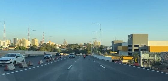 Trânsito na Miguel Sutil volta a ter duas pistas em frente à Todimo