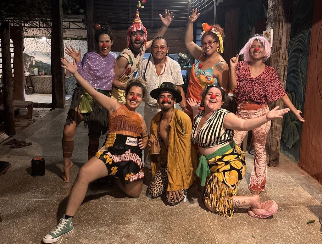 Espetáculo gratuito de palhaçaria leva arte e cultura popular a praças de três bairros de Cuiabá
