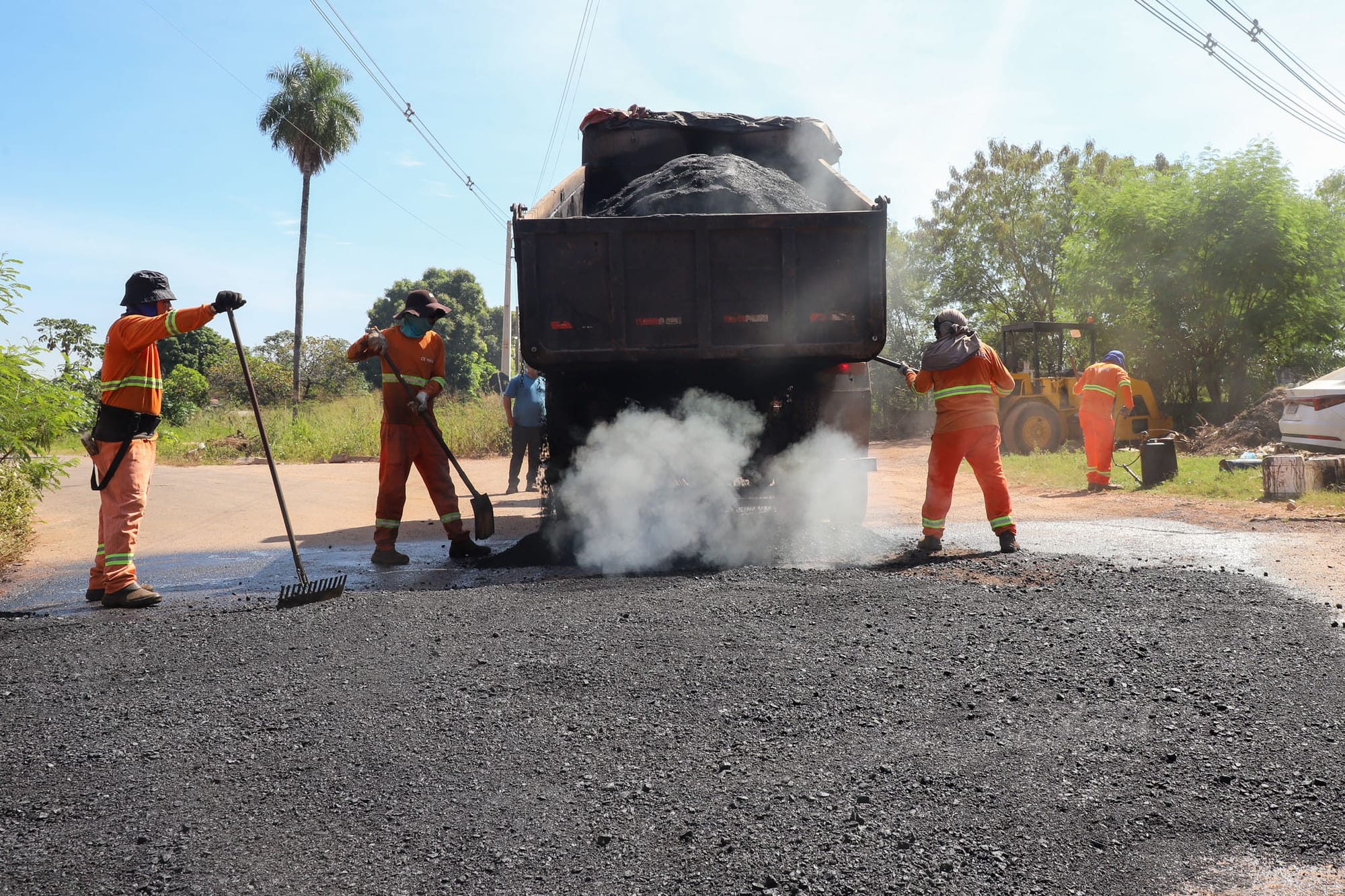 Várzea Grande intensifica serviços de tapa-buracos, patrolamento e drenagem