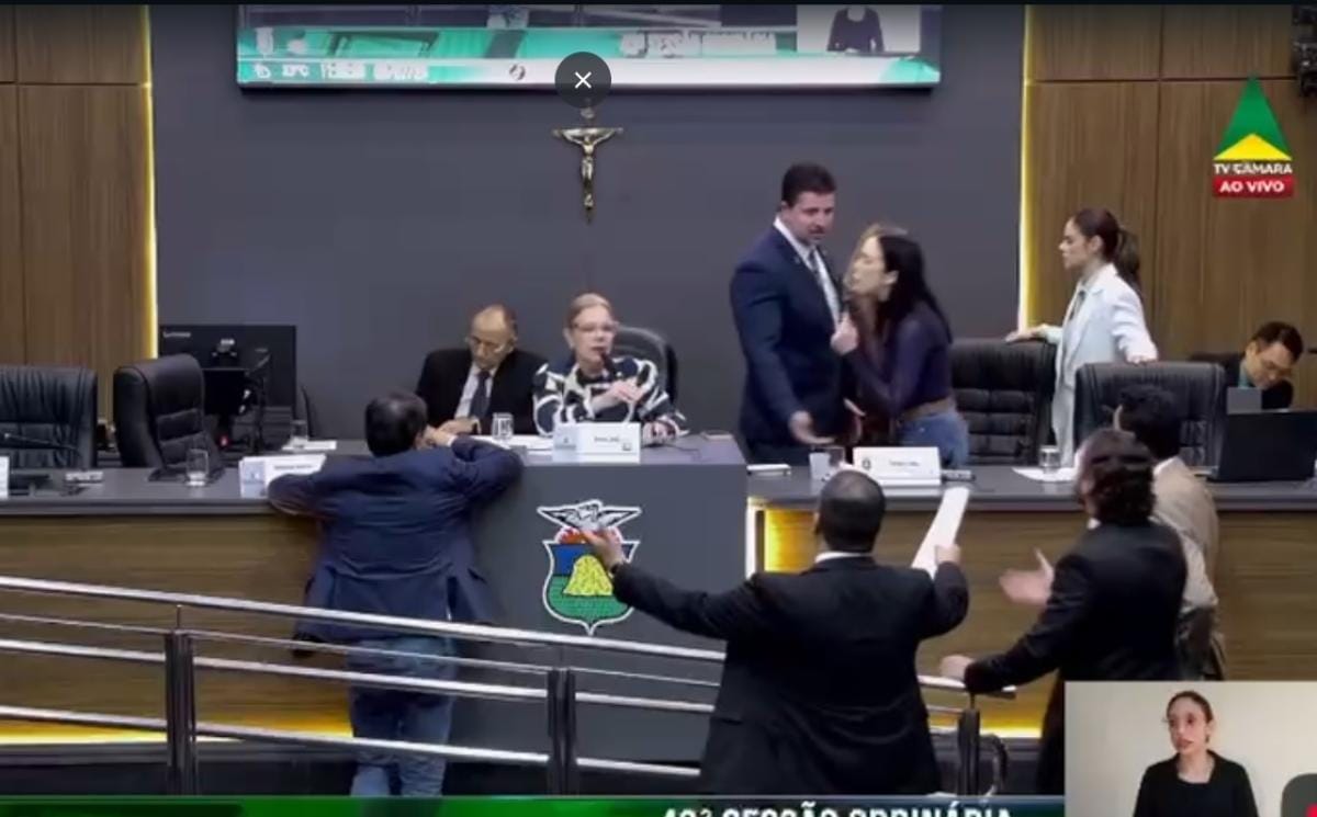 Vereador expõe perfil de Maysa Leão e vereadora fica irritada no plenário