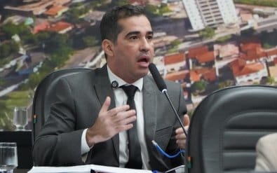 Dias rebate questionamentos e bate boca com repórter na Câmara