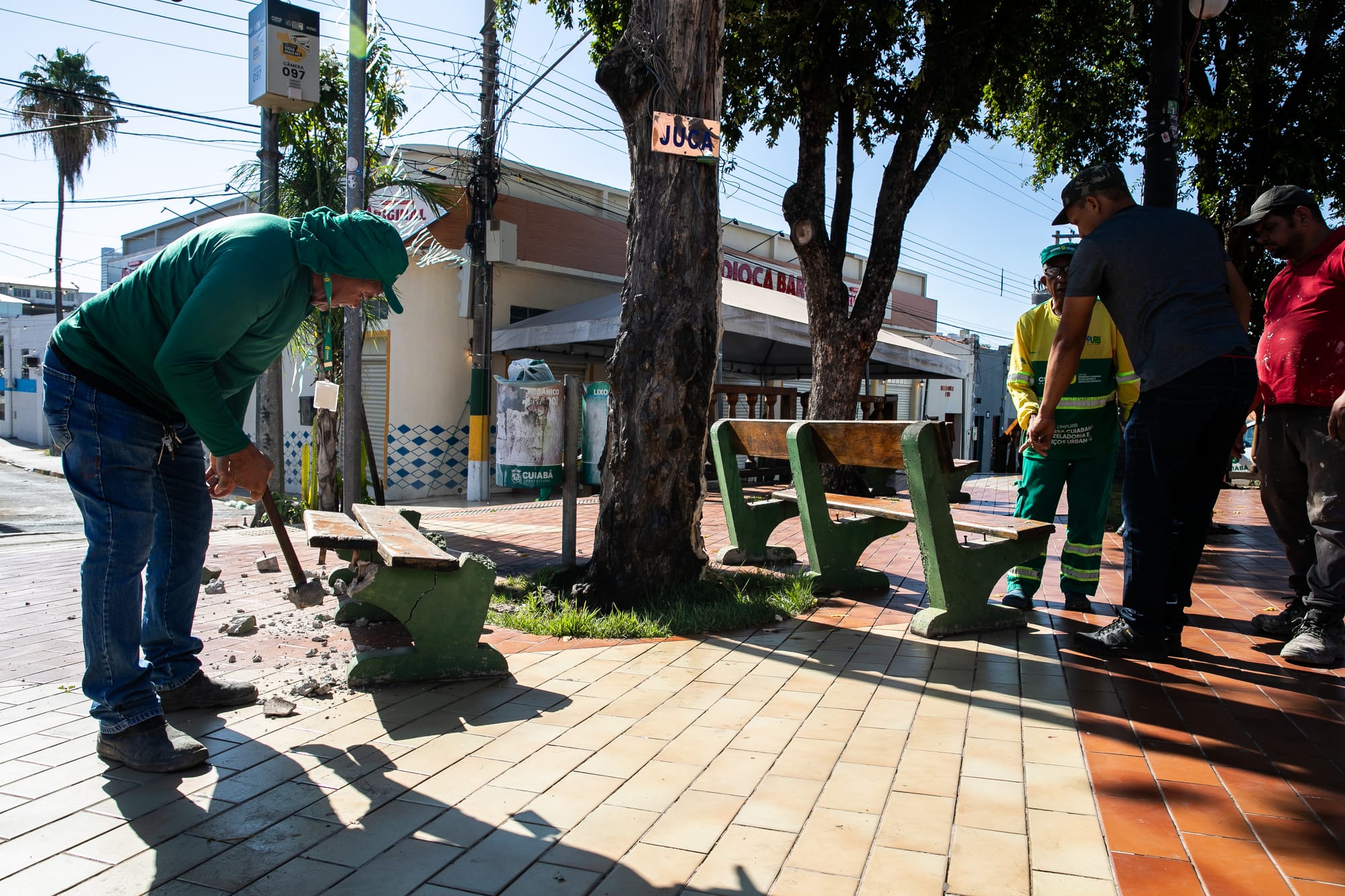 Limpurb inicia revitalização dos bancos e manutenção do Largo da Mandioca