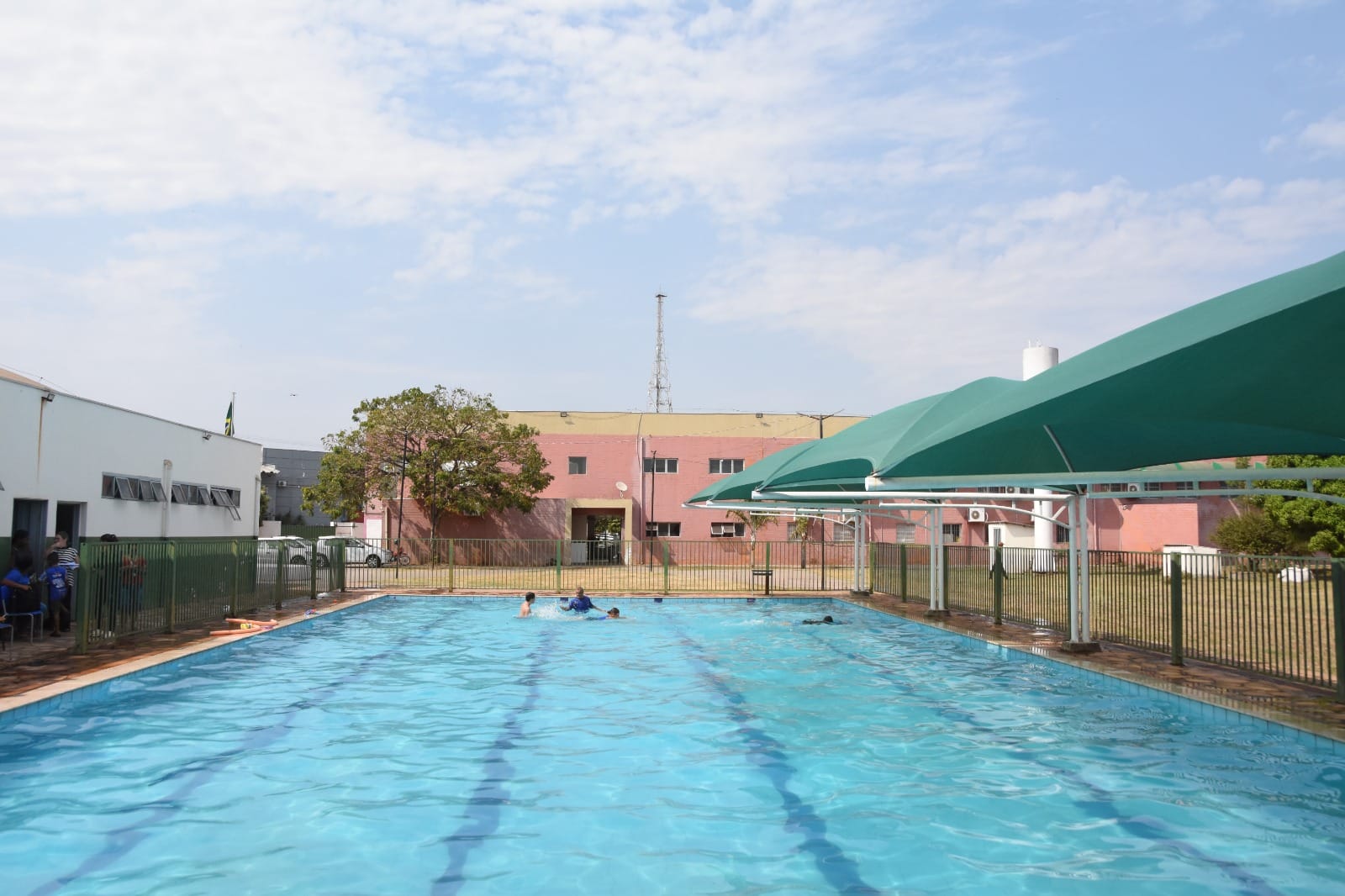 Piscina da Emeb Maria Dimpina amplia acesso em meio ao calor extremo