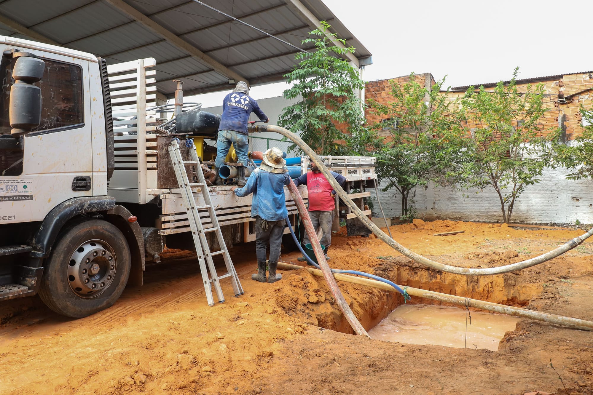 Poços artesianos reforçam abastecimento de água em cinco escolas municipais