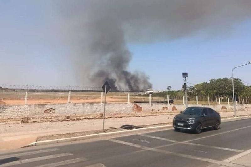 Incêndio toma conta de área próxima ao Aeroporto de Cuiabá, mas não afeta voos