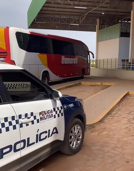 Homem é baleado e arremessa cadeiras contra atiradores para fugir em Cáceres