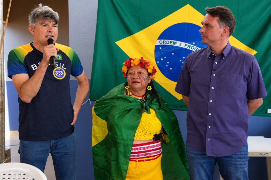 Flávio pede voto em Medeiros e defende impeachment de ministros do STF