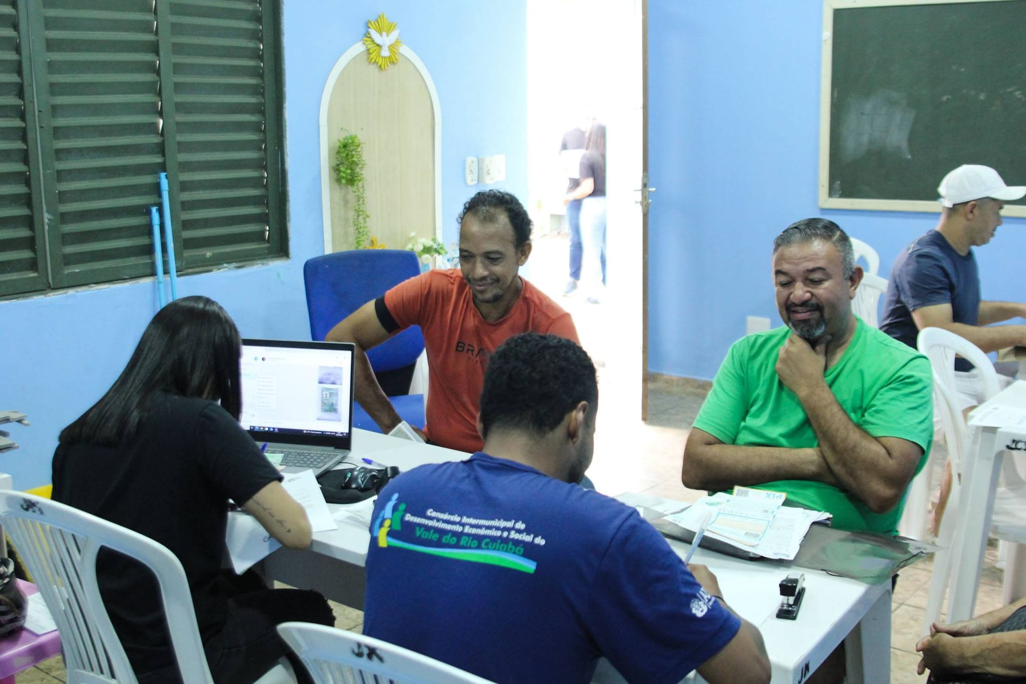 Moradores do bairro Manga participam de cadastramento para regularização fundiária