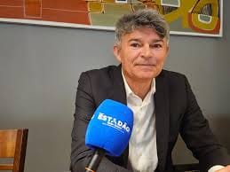 Medeiros usa “melancia” em propaganda e nega indireta para Fagundes: “Foi para quem a carapuça serviu”