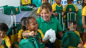“Uniforme é acolhimento e dignidade”, diz Flávia Moretti ao entregar kits a alunos
