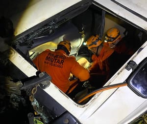 Corpo de Bombeiros socorre homem que ficou preso às ferragens após veículo tombar