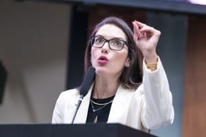 Brasil vive "estado paralelo" dominamo por facções, dispara Janaína