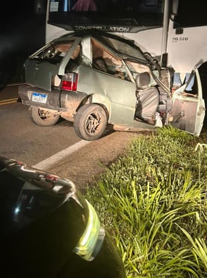 Motorista morre após carro invadir pista contrária e bater de frente com carreta em MT