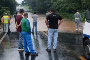 Defesa Civil de Cuiabá monitora transbordamento de córrego na MT-010